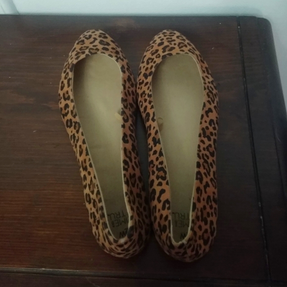 3/$25 Time and Try Women's Leopard Print Flats Size 9W - Picture 3 of 5